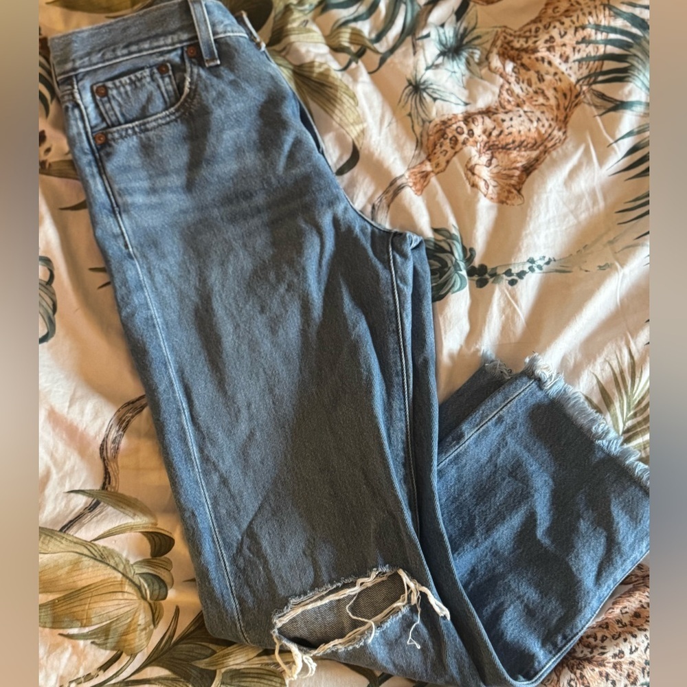 Levi’s Premium Wedgie Straight Distressed Cropped Jeans - Picture 2 of 8